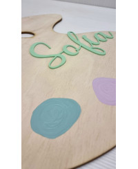 Detalle cercano de la paleta de madera personalizada con nombre en metacrilato, pintada a mano, regalo para bebé y nacimiento.