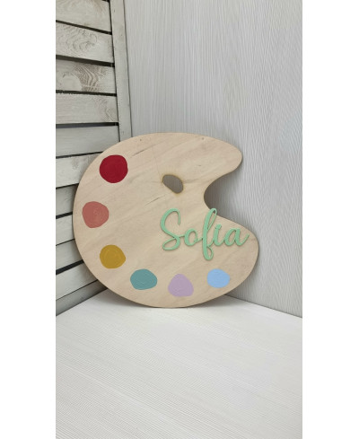 Vista general de la paleta de madera personalizada con nombre en metacrilato, pintada a mano, regalo para bebé y nacimiento.