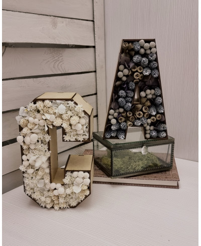 Figura decorativa con flores preservadas en base libro artesana.
