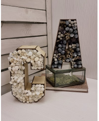 Figura decorativa con flores preservadas en base libro artesana.