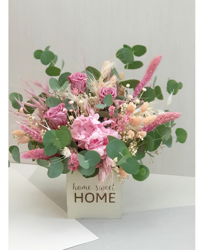 Caja de madera blanca grabada con flores preservadas rosa