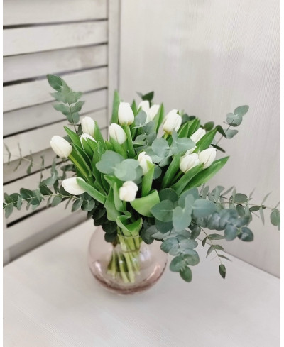 Ramo de tulipanes blancos y eucalipto