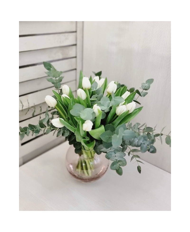 Ramo de tulipanes blancos y eucalipto
