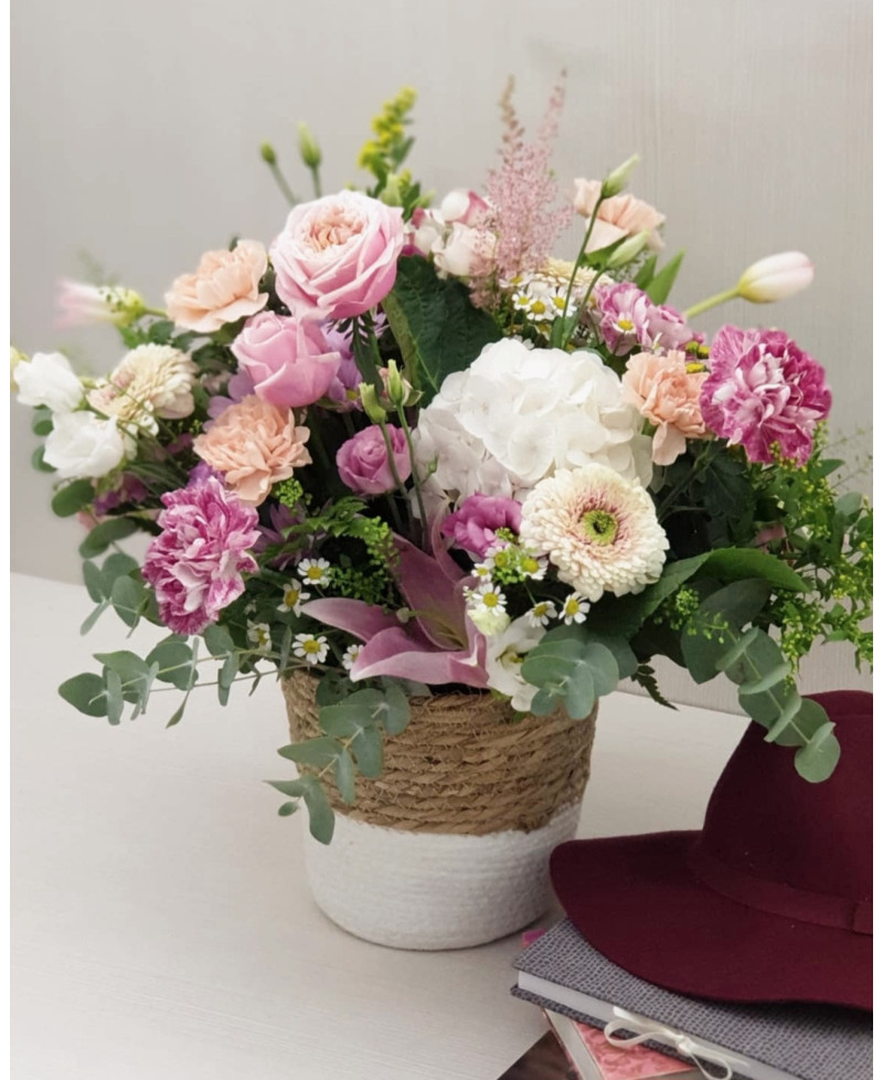 Centro funerario de una cara en pico, con rosas blancas.