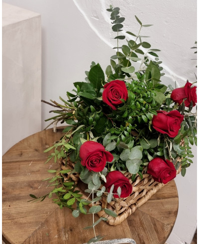 Foto de un ramo nuestro con seis rosas rojas