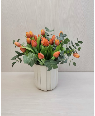 Ramo de tulipanes naranjas y eucalipto
