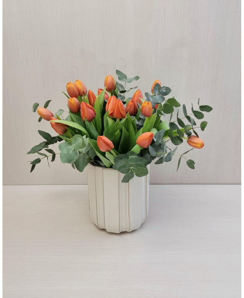 Ramo de tulipanes naranjas y eucalipto