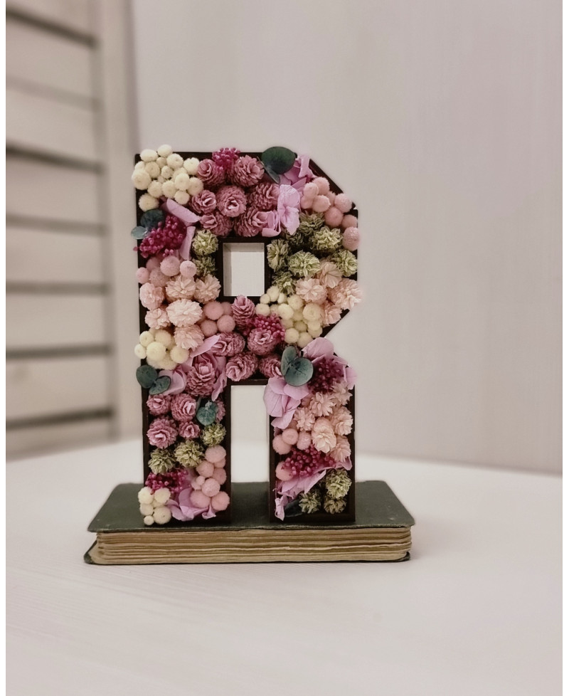 Vista general de nuestra letra decorativa personalizada R con flores preservadas como regalo original