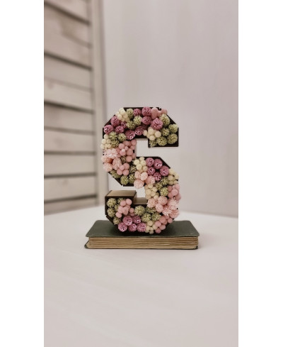Vista general de nuestra letra decorativa personalizada S con flores preservadas como regalo original