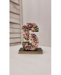 Vista general de nuestra letra decorativa personalizada S con flores preservadas como regalo original