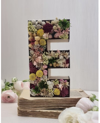 Letra con flores preservadas multicolor pastel