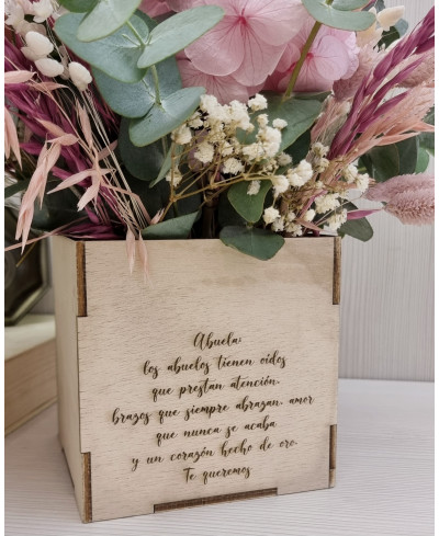 Caja de madera grabada con flores preservadas rosa y champán