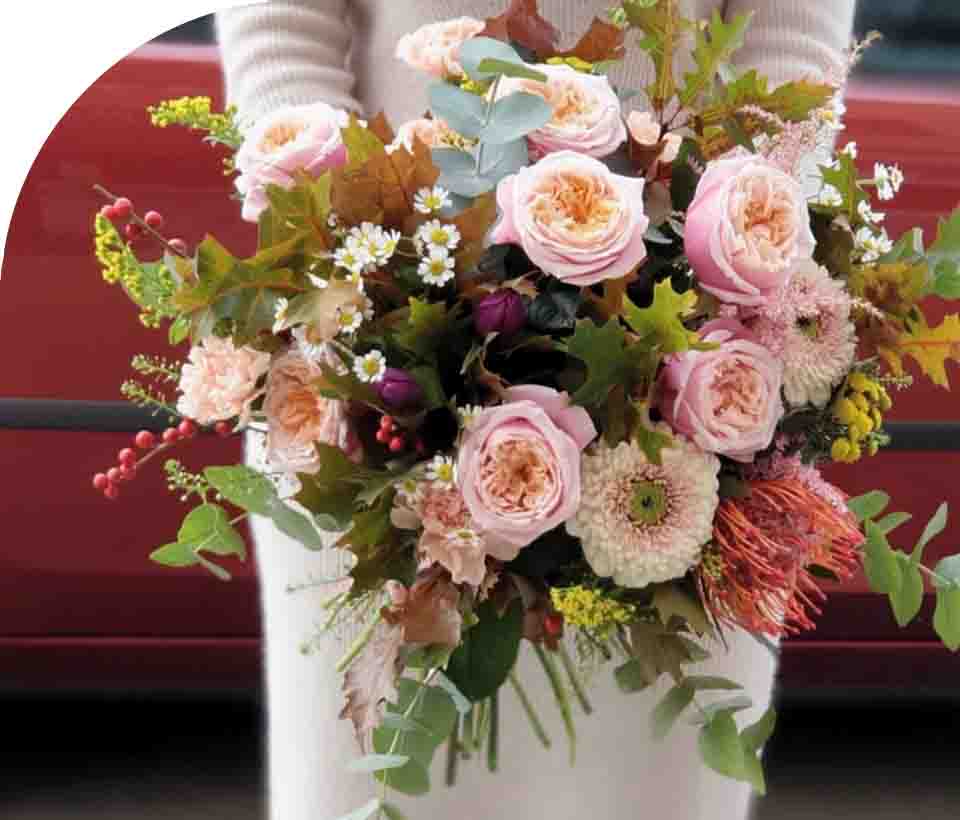 Un ramo elegante de rosas inglesas y flores silvestres, perfecto para sorprender con naturaleza y color